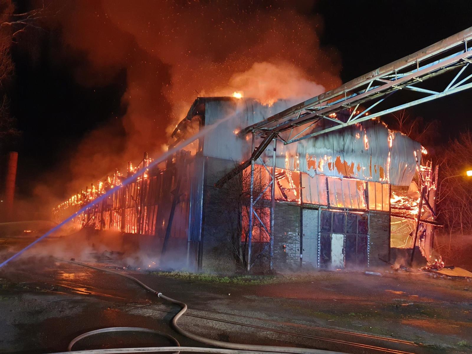Požár haly v Chomutově (3).jpeg