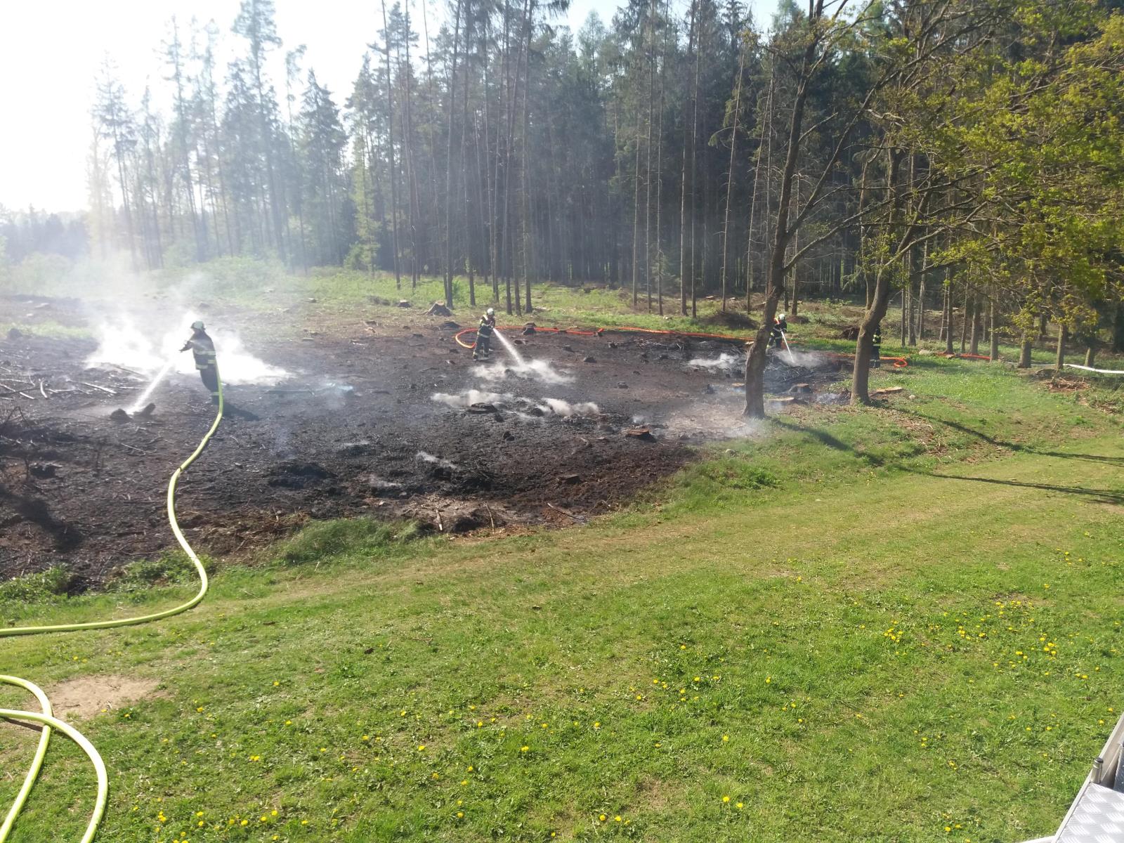 Požár hrabanky, Hnojná Lhota - 27. 4. 2018 (9).jpg