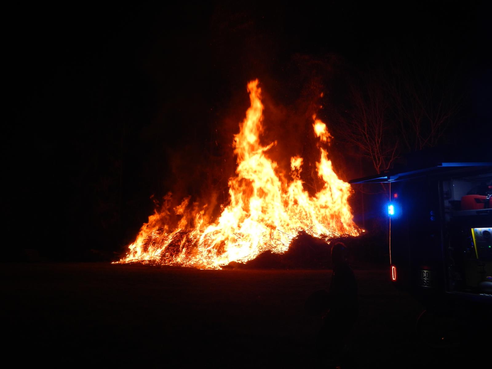 Požár klestu, Jindřichův Hradec - 27. 4. 2019 (5).JPG