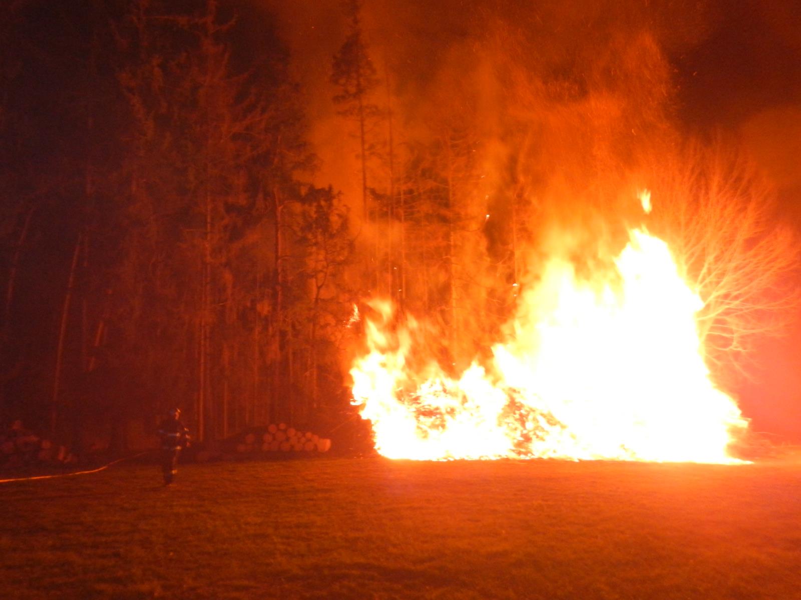 Požár klestu, Jindřichův Hradec - 27. 4. 2019 (6).JPG