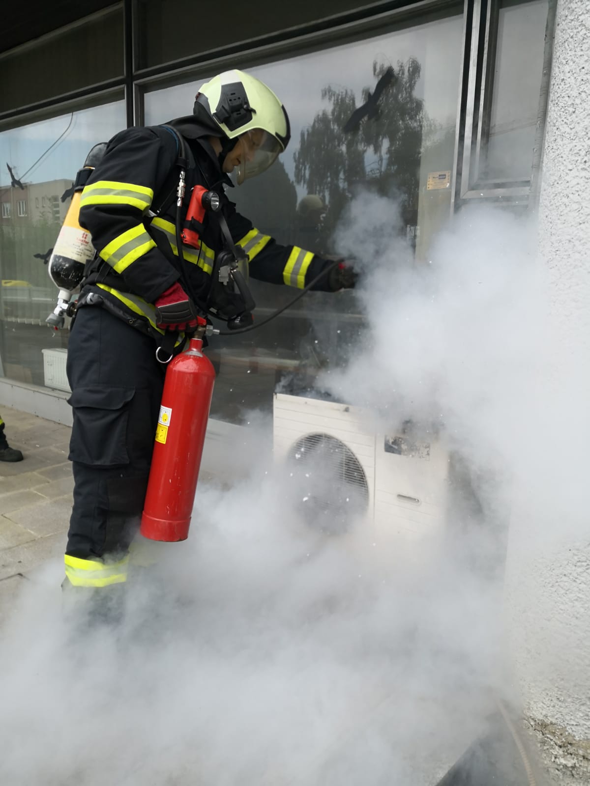 Požár klimatizace, České Budějovice - 2. 7. 2019 (1).jpg