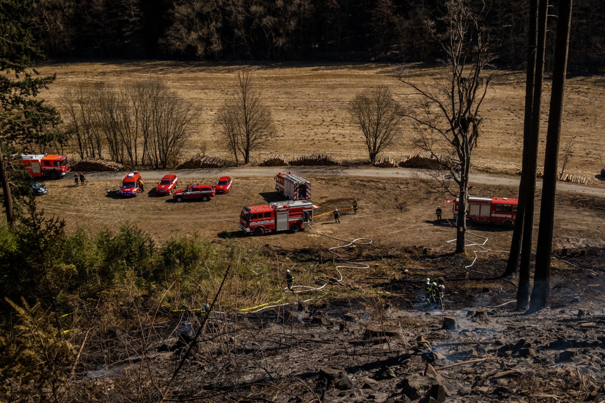 Požár lesa a porostu u Sloupu (7).jpg