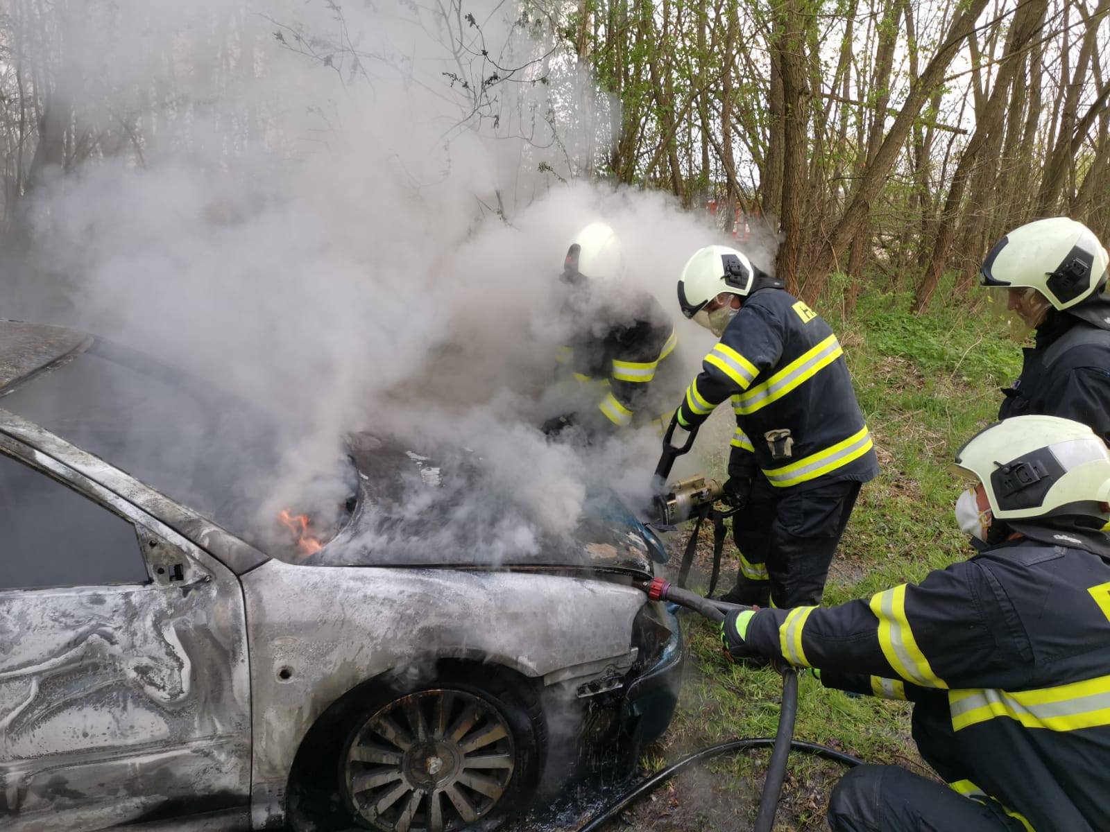 Požár osobního auta, Boršov nad Vltavou - 24. 4. 2020 (5).jpg