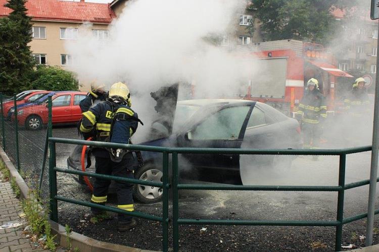 Požár osobního auta Děčín (2).jpg