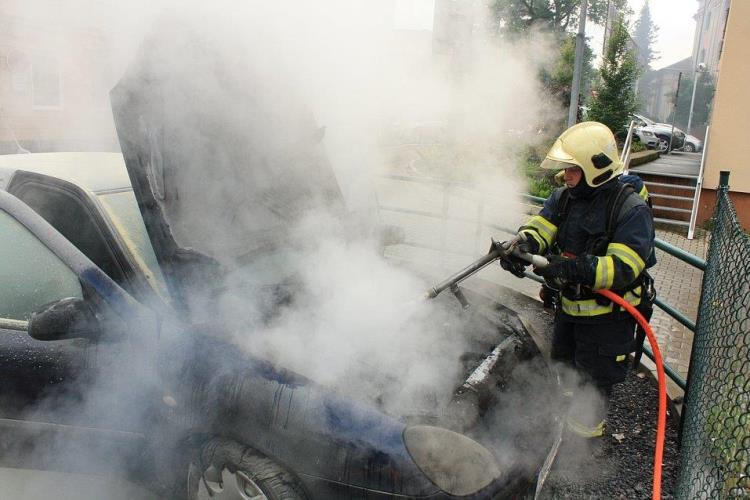 Požár osobního auta Děčín (3).jpg