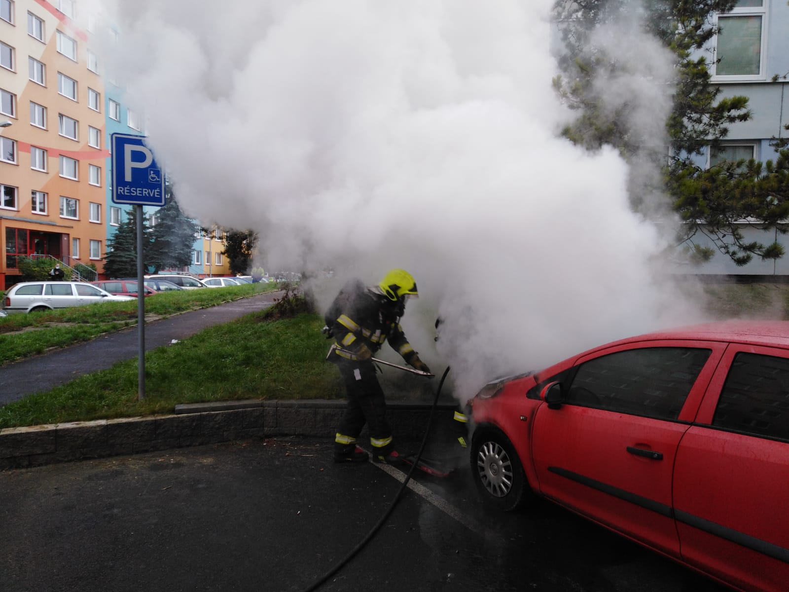 Požár osobního auta Teplice (4).jpg