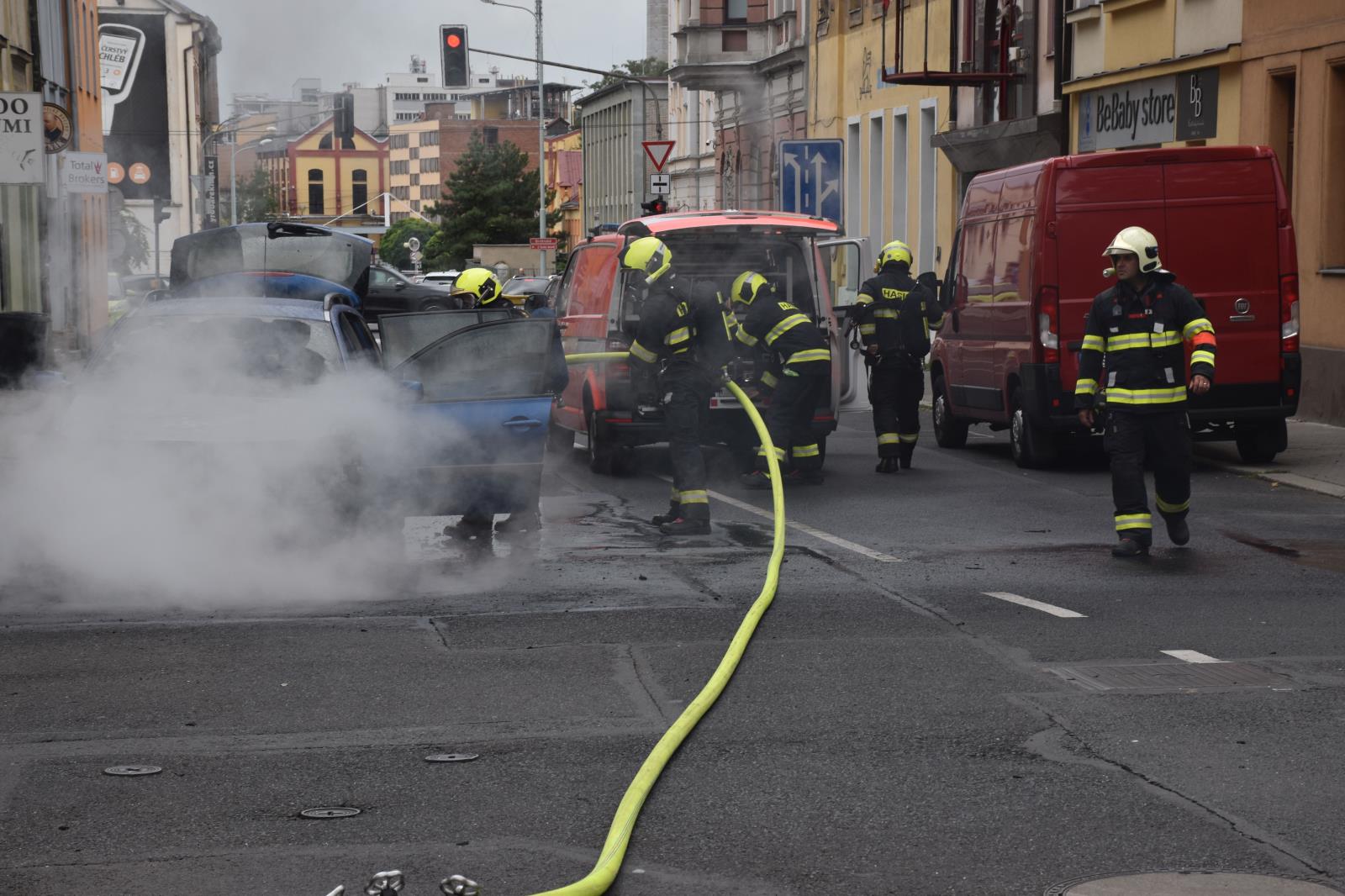 Požár osobního auta Ústí nad Labem (2).jpg