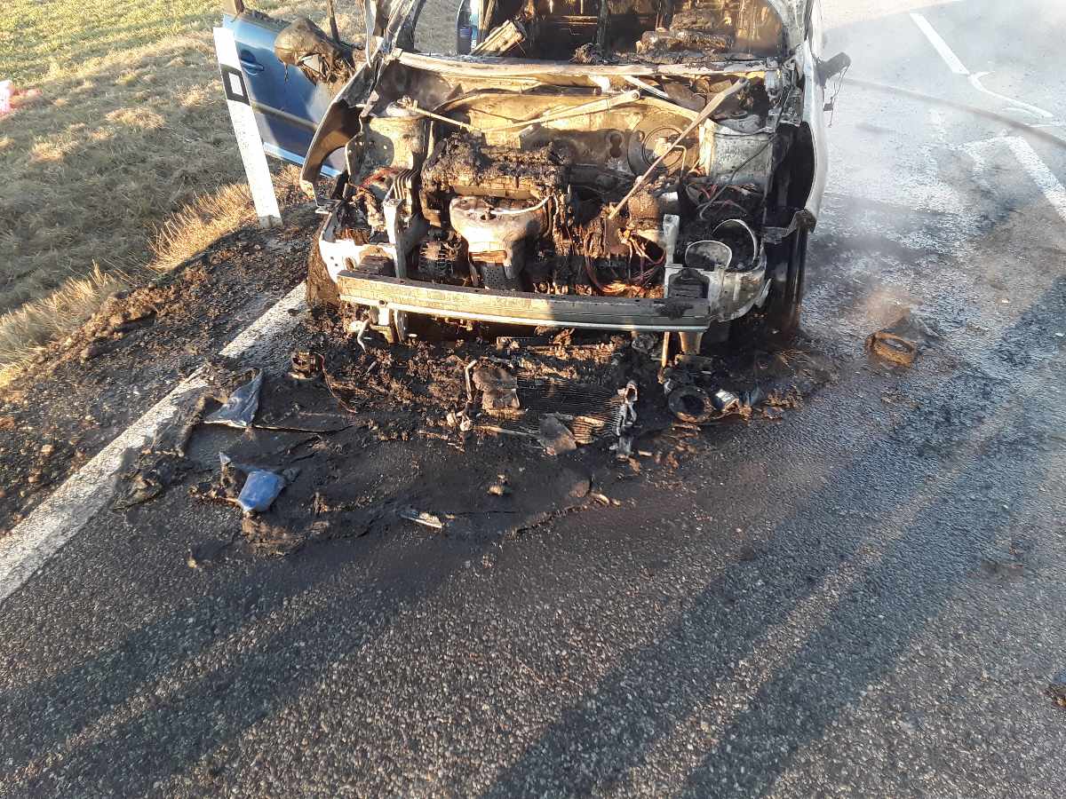 Požár osobního auta u Myslibořic za sebou zanechal škodu 60 tisíc korun.