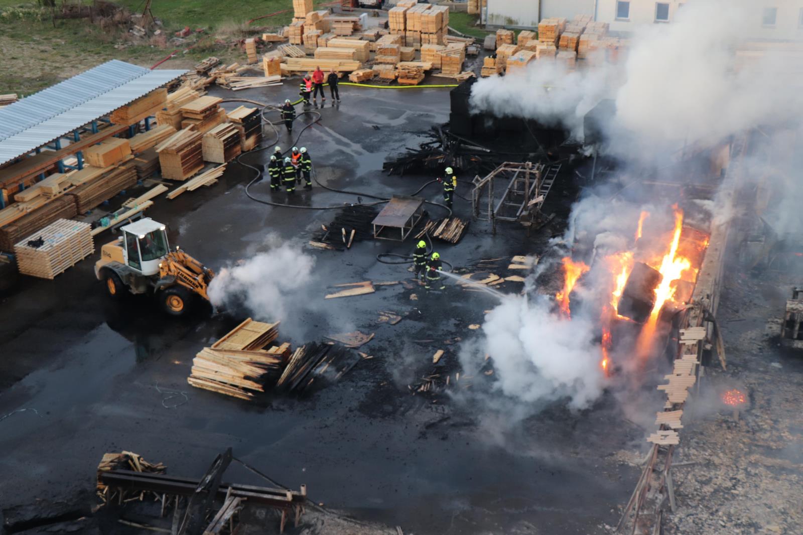 Požár pily, Mirkovice - 26. 4. 2019 (20).JPG