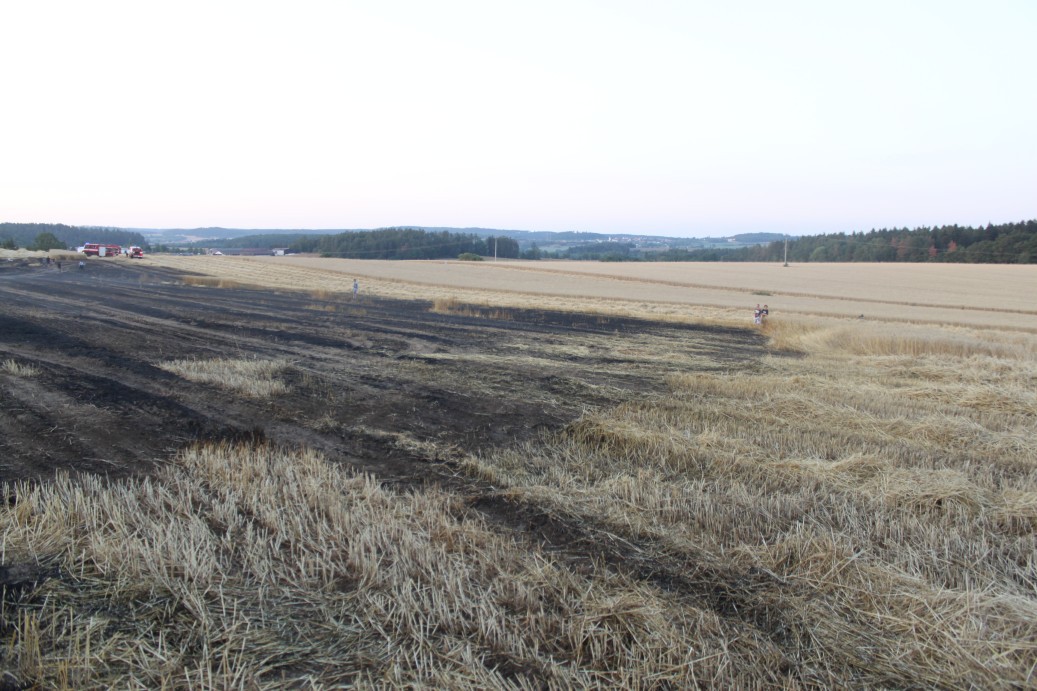 Požár pole, Kocelovice - 25. 7. 2019 (1).jpg