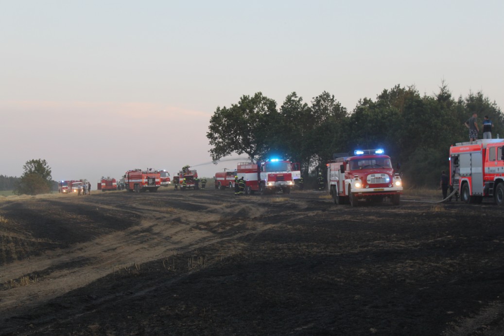 Požár pole, Kocelovice - 25. 7. 2019 (7).jpg