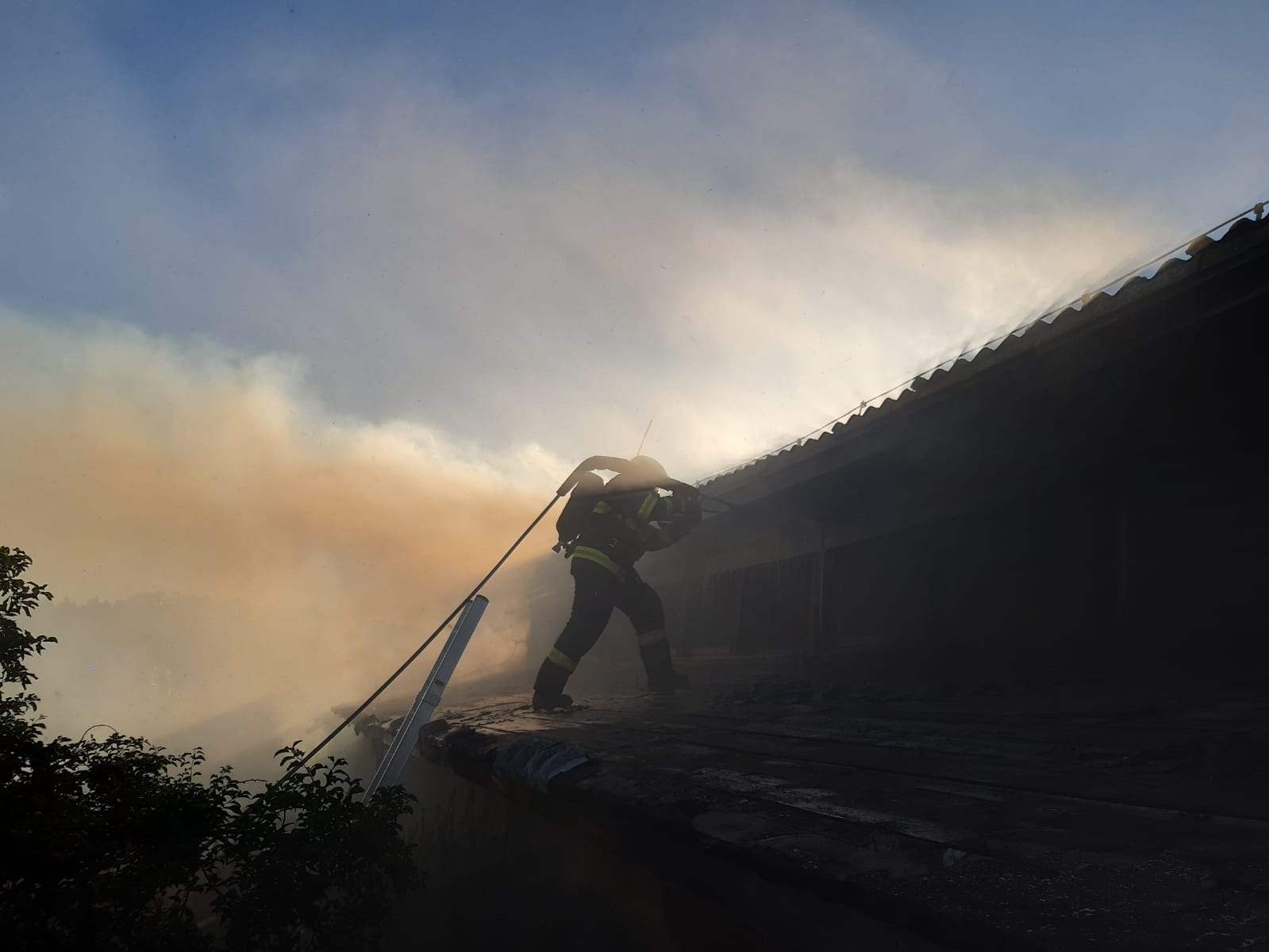 Požár prasečáku, Dobronice u Chýnova - 27. 6. 2019 (5).jpg