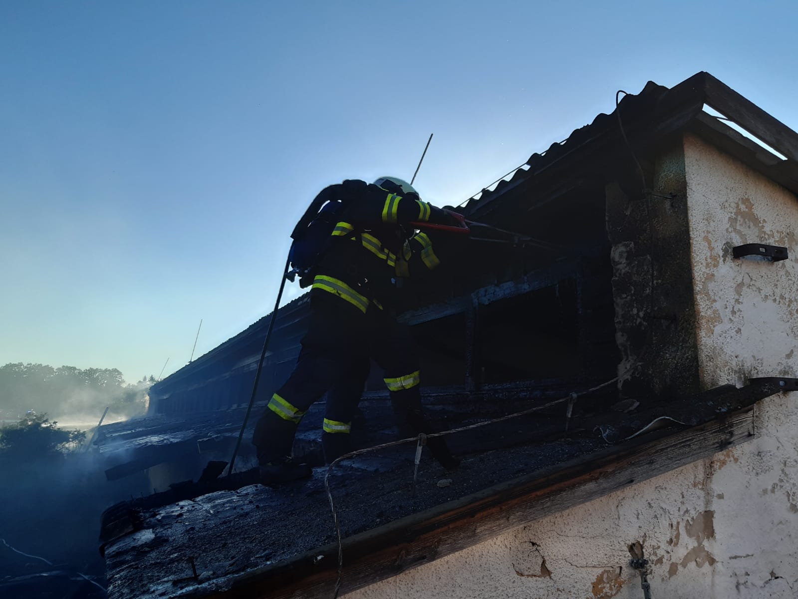 Požár prasečáku, Dobronice u Chýnova - 27. 6. 2019 (6).jpg