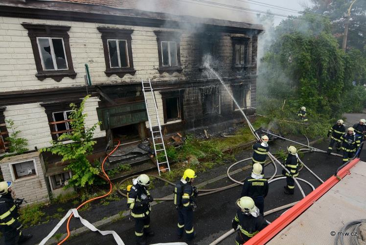 Požár prázdné budovy ve Varnsdorfu (3).jpg