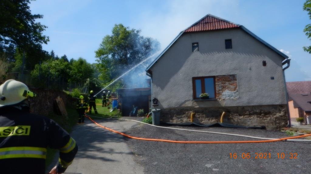 Požár rodinného domu, Vlachovo Březí - 16. 6. 2021 (1).JPG