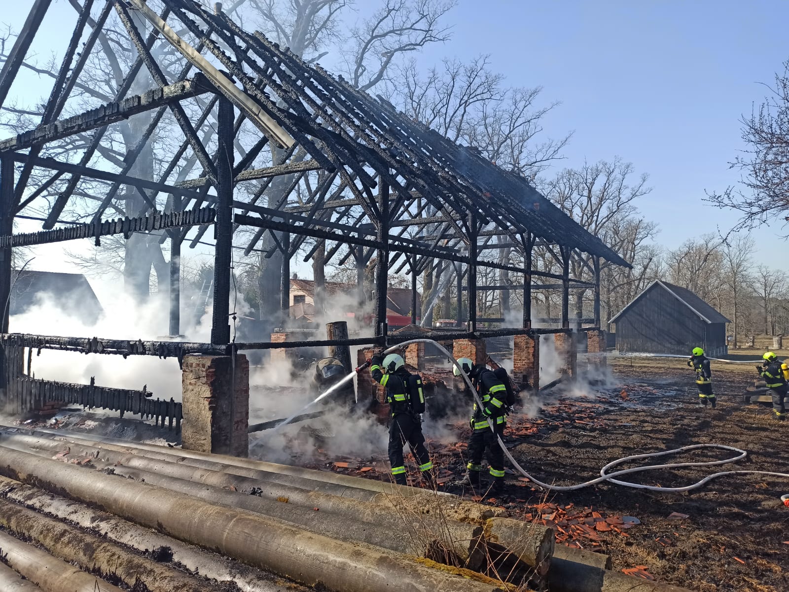 Požár stodoly, Hluboká nad Vltavou - 20. 3. 2022 (1).jpg