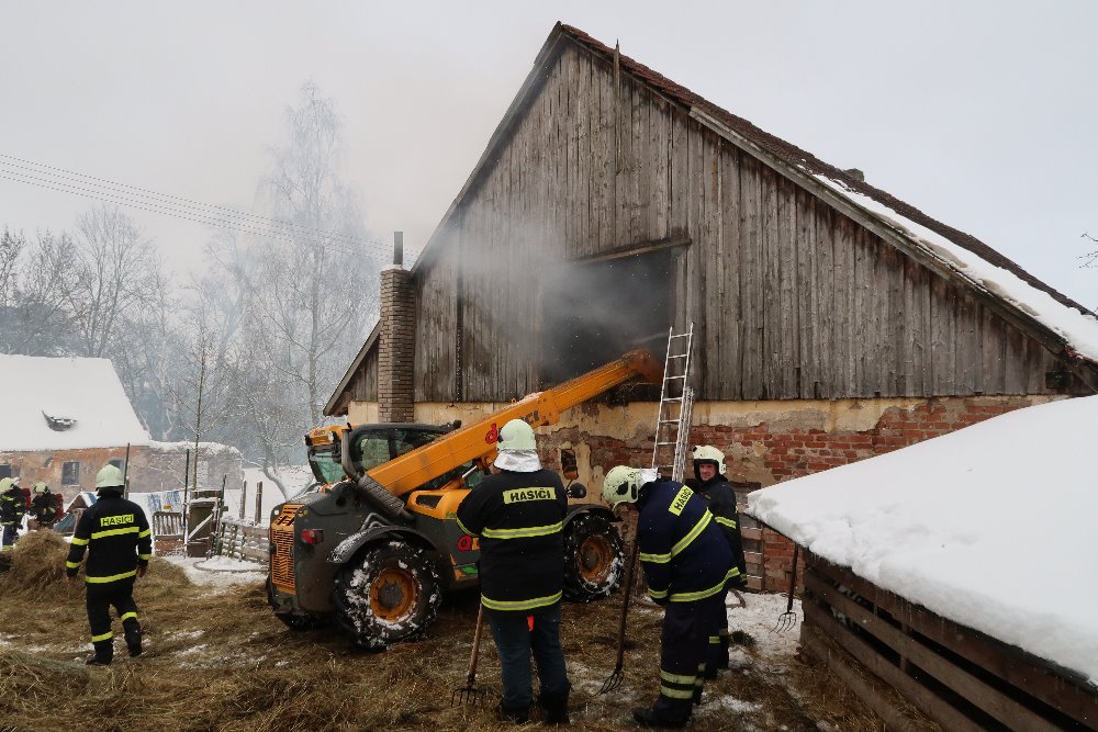Požár stodoly, Nadějkov - 14. 1. 2017 (1).JPG