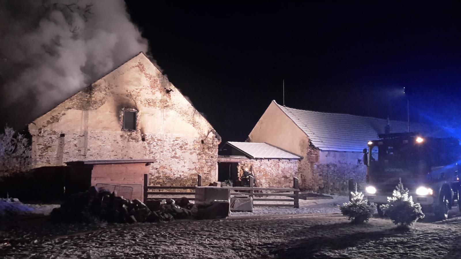 Požár stodoly, Nítovice - 1. 1. 2017 (3).jpg
