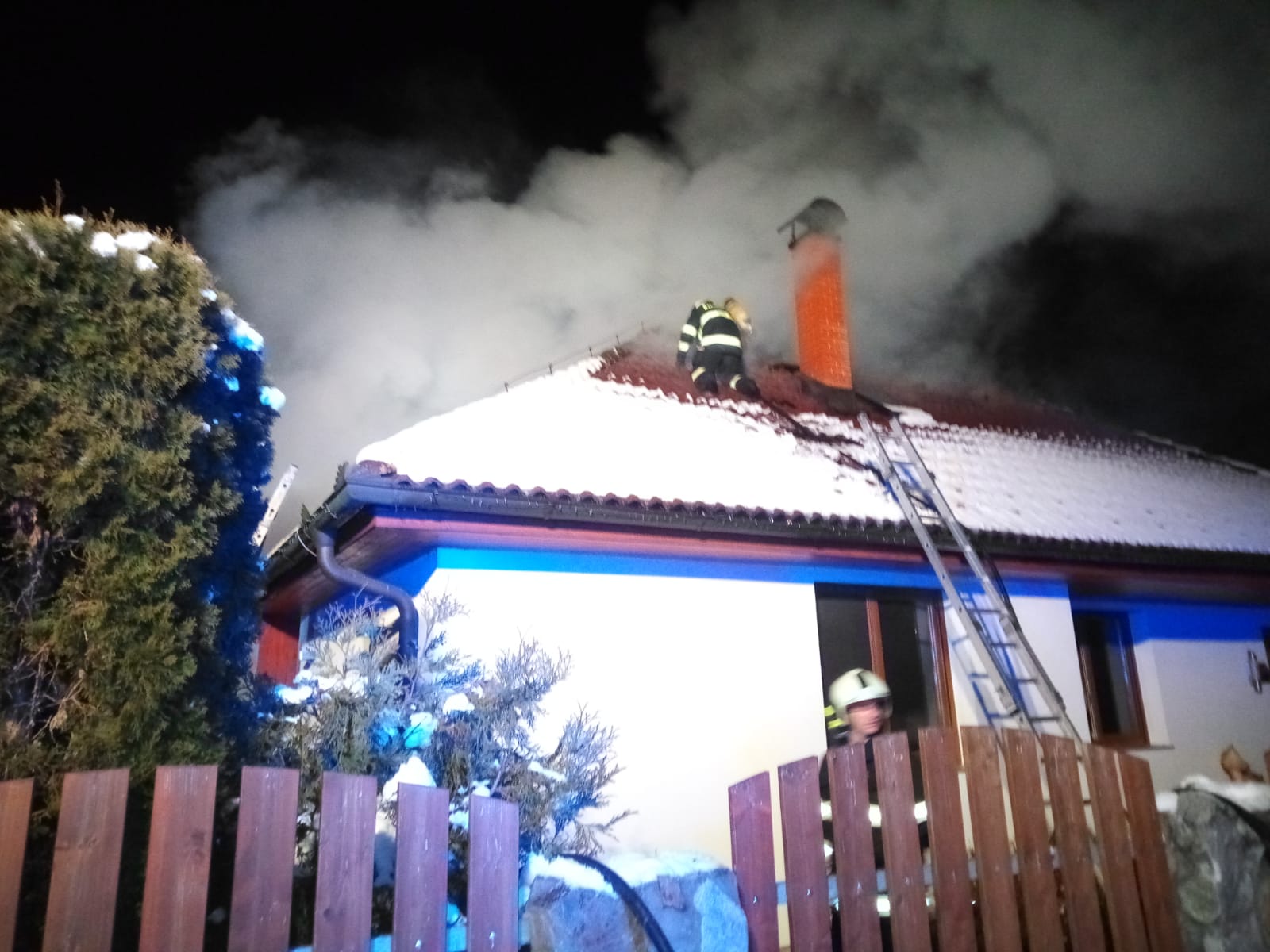 Požár střechy, Libníč - 12. 12. 2021 (2).jpg