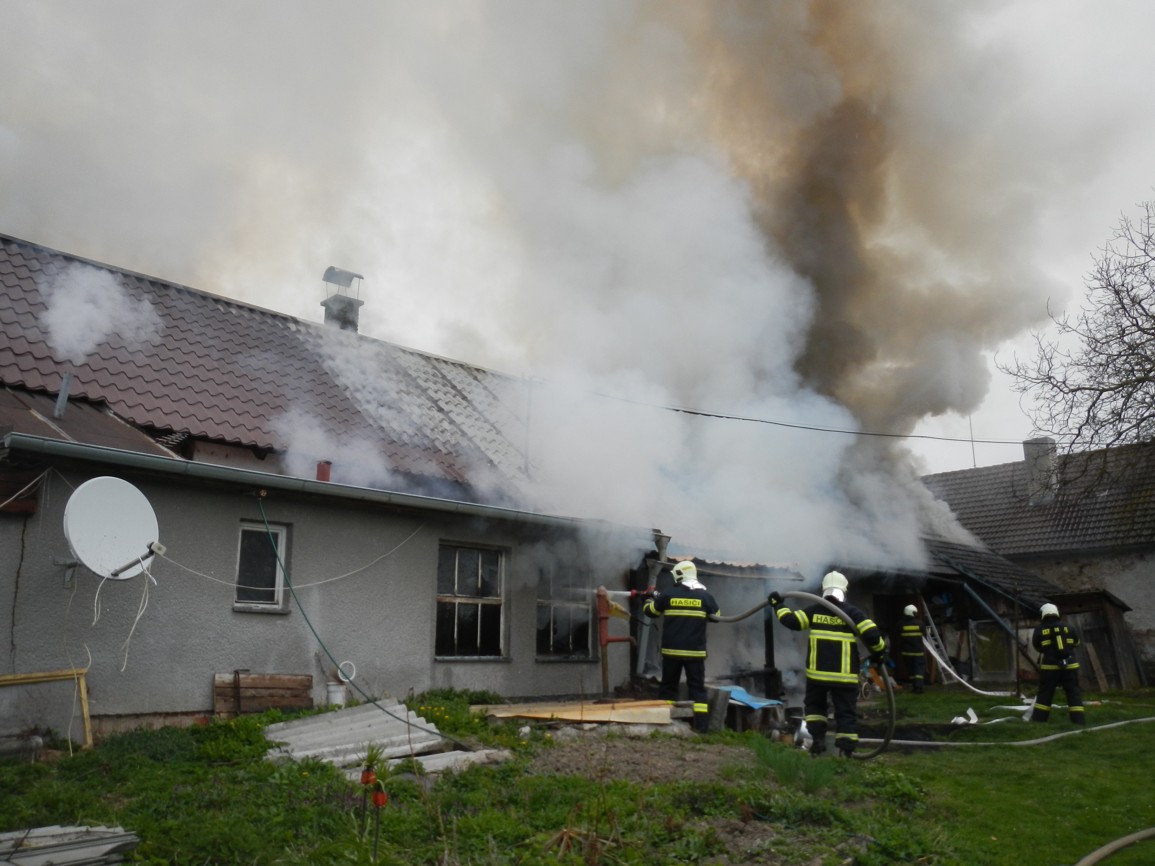 Požár střechy, Podboří - 12. 4. 2017 (2).JPG