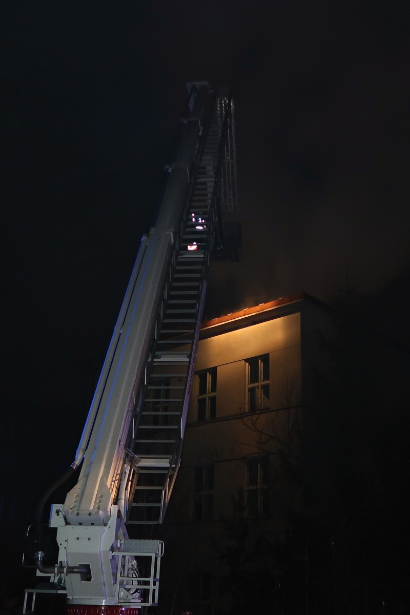 Požár střechy kasáren, Tábor - 9. 3. 2017 (1).jpg