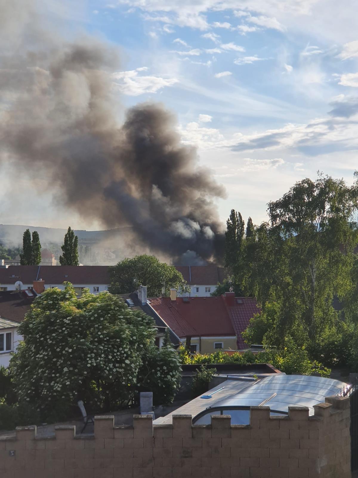 Požár střechy prázdné haly v Ústí nad Labem (1).jpeg