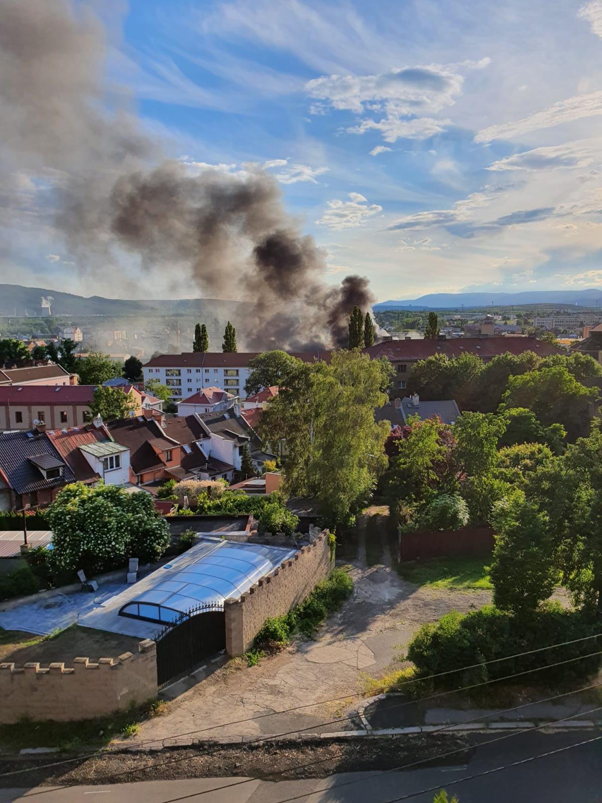 Požár střechy prázdné haly v Ústí nad Labem (1).jpg