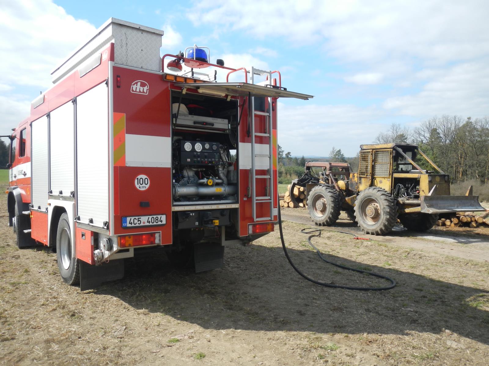 Požár traktoru, Vůsí - 29. 3. 2019 (4).JPG