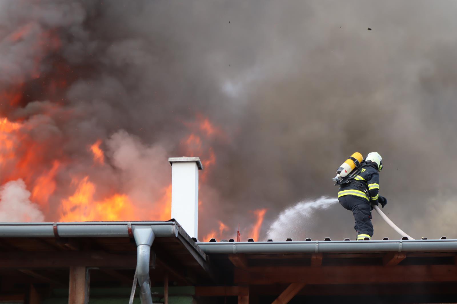 Požár truhlárny, Podolí - 21. 10. 2021 (14).JPG