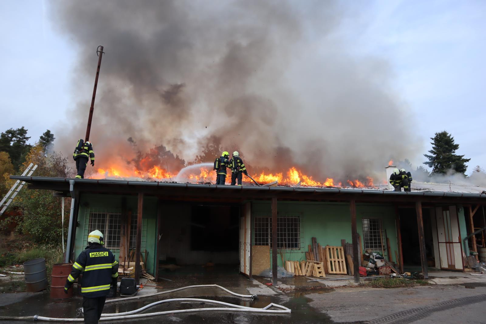 Požár truhlárny, Podolí - 21. 10. 2021 (16).JPG