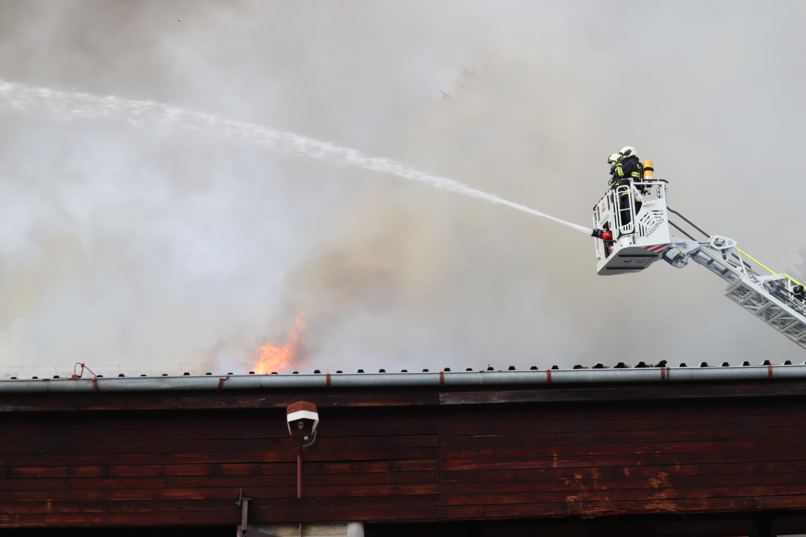 Požár truhlárny, Podolí - 21. 10. 2021 (5).JPG