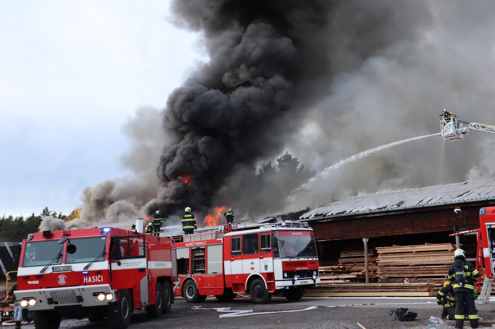 Požár truhlárny, Podolí - 21. 10. 2021 (9).JPG