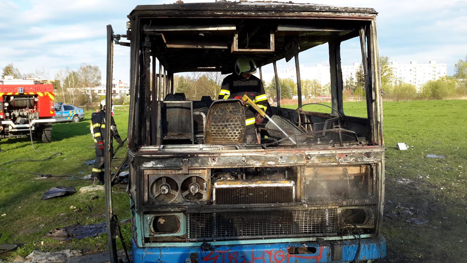 Požár vraku autobusu, České Budějovice - 11. 4. 2017 (1).jpg