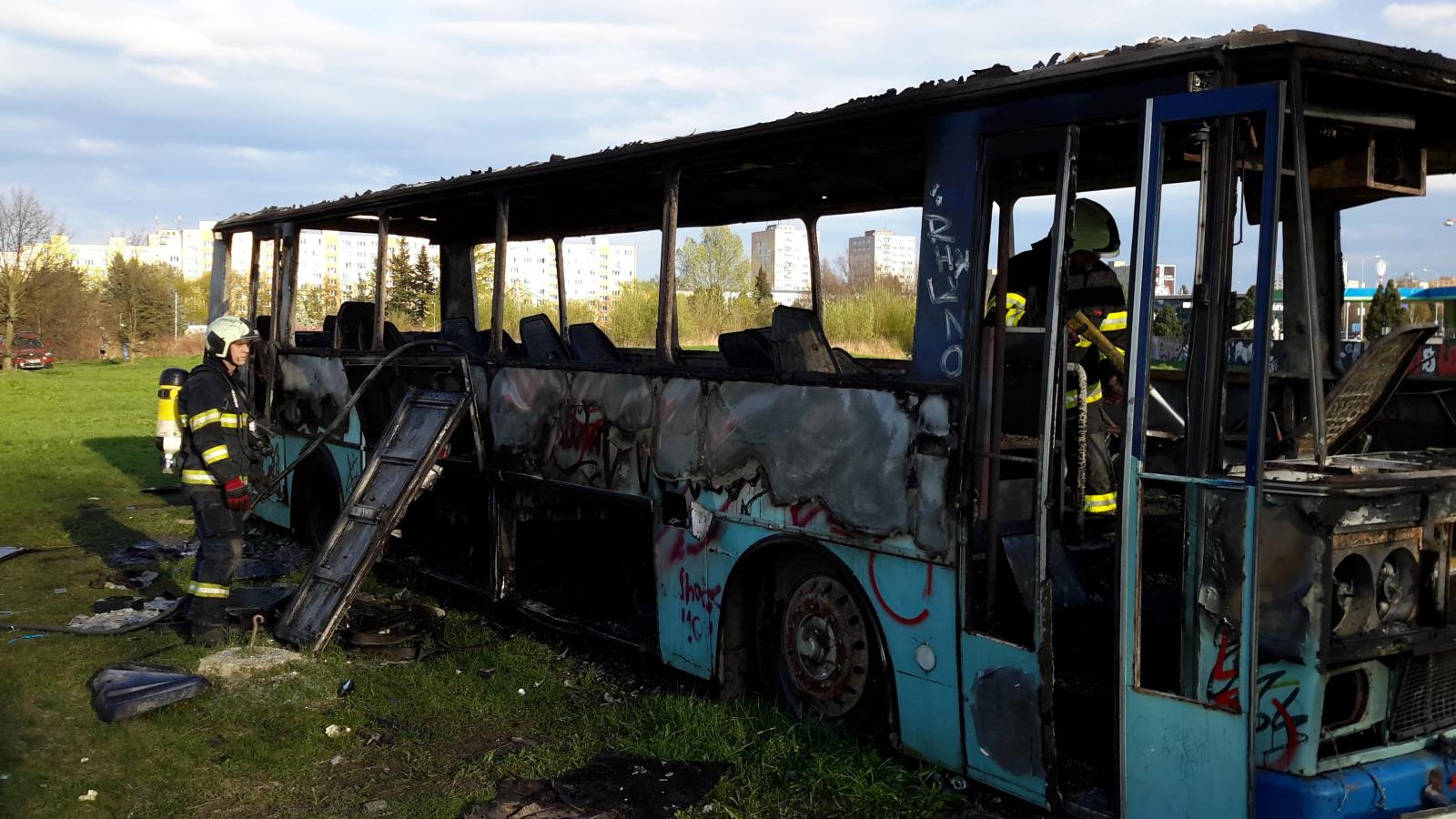 Požár vraku autobusu, České Budějovice - 11. 4. 2017 (2).jpg