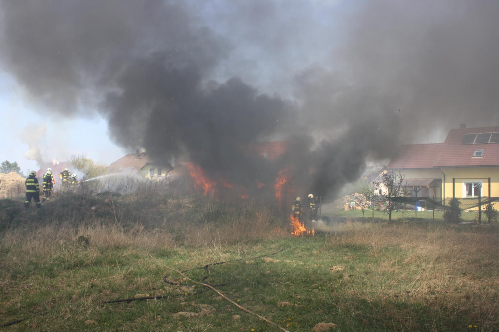Požár zahradních domků a tújí, Libníč - 17. 4. 2020 (2).JPG