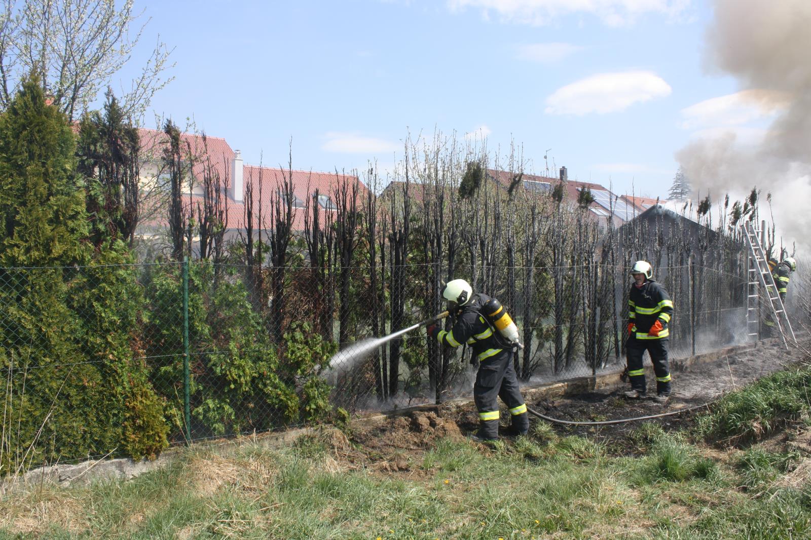 Požár zahradních domků a tújí, Libníč - 17. 4. 2020 (6).JPG