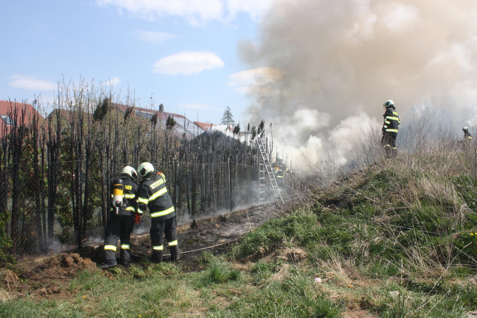 Požár zahradních domků a tújí, Libníč - 17. 4. 2020 (7).JPG