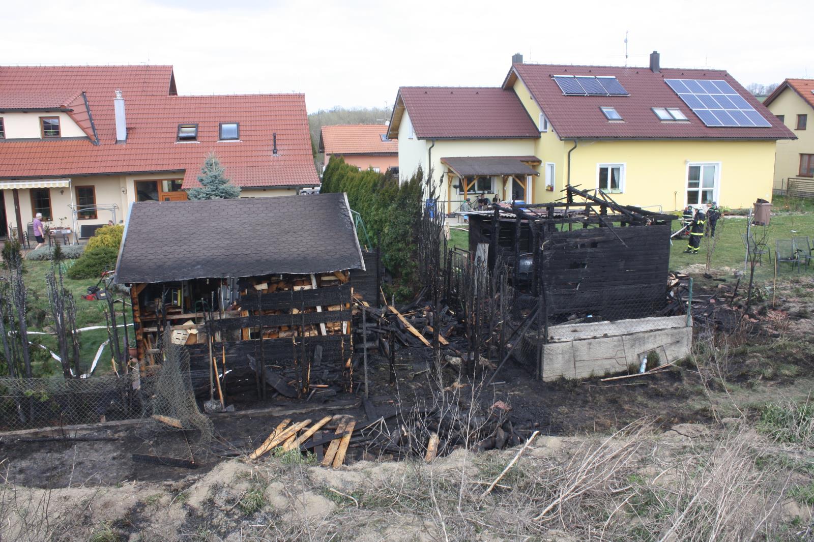 Požár zahradních domků a tújí, Libníč - 17. 4. 2020 (9).JPG