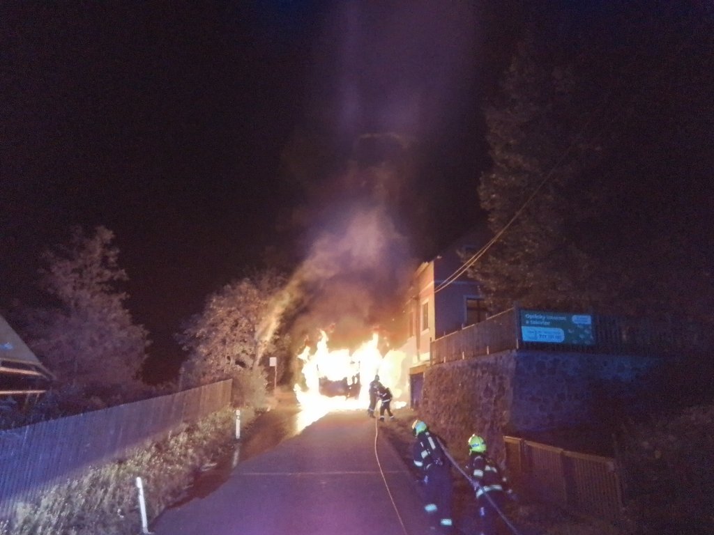 Požár zaparkovaného autobusu Děčín (1).jpeg