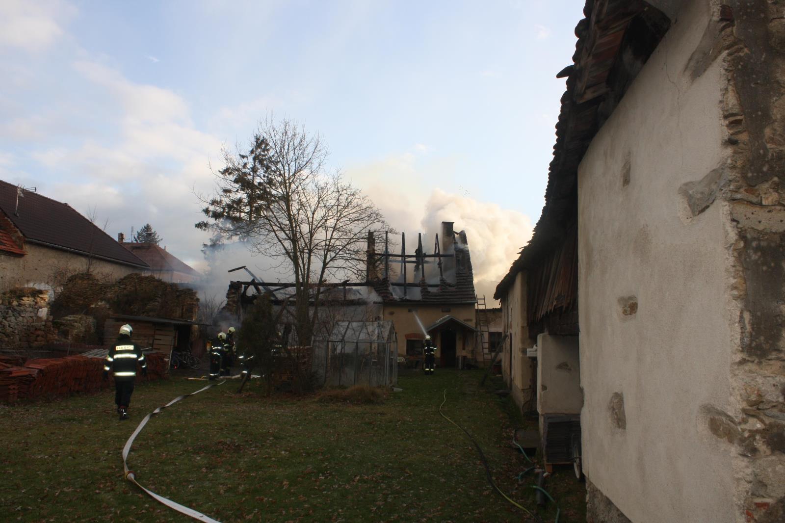 Požár zemědělského stavení, Radošovice - 9. 12. 2017 (1).JPG