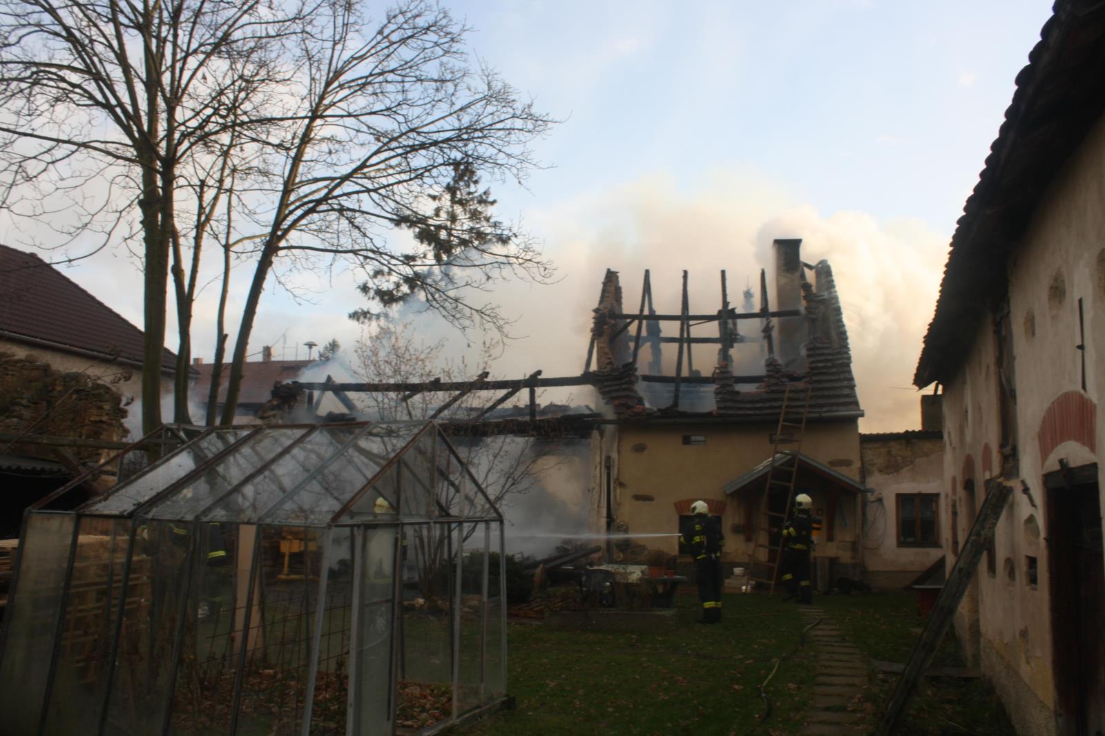 Požár zemědělského stavení, Radošovice - 9. 12. 2017 (2).JPG