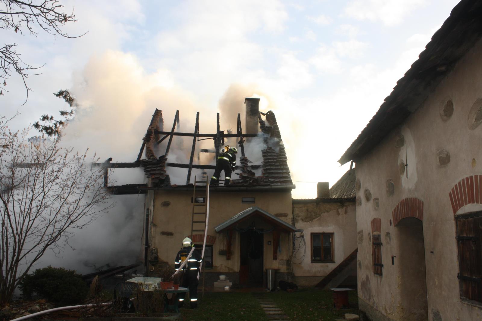 Požár zemědělského stavení, Radošovice - 9. 12. 2017 (6).JPG