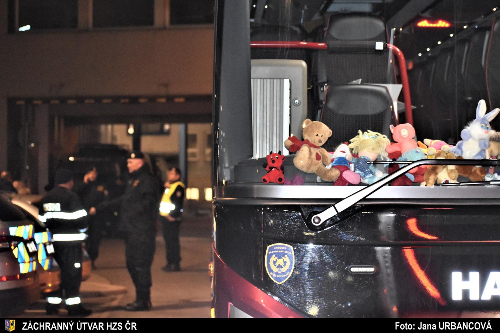 Přeprava uprchlíků z Ukrajiny z Ostravy hl. n. do KAZPU_2. 3._autobus s plyšáky na předním skle.jpg