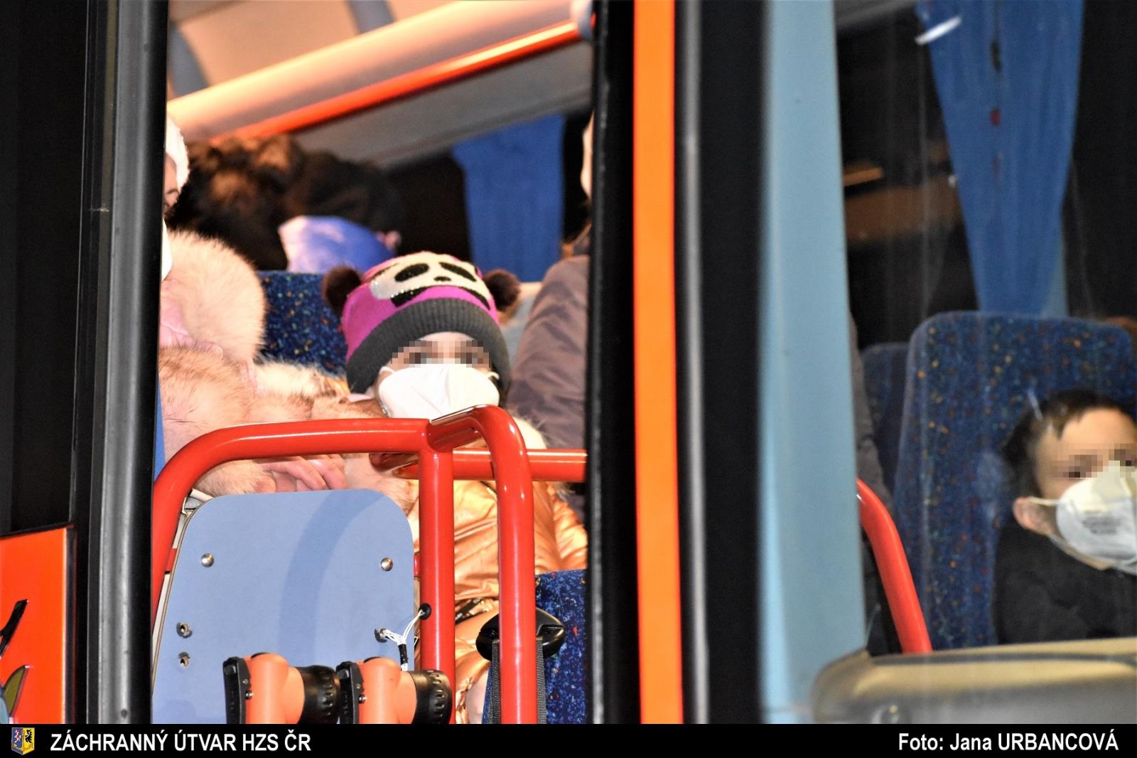 Přeprava uprchlíků z Ukrajiny z Ostravy hl. n. do KAZPU_2. 3._děti v autobuse.jpg
