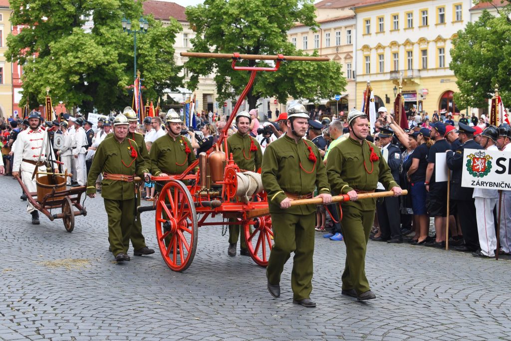 Průvod - hasiči v historických uniformách a s historickou technikou.jpg