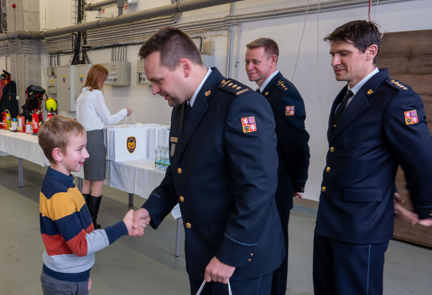 Ředitel odboru prevence MV-GŘ HZS ČR plk. Michal Valouch předává ceny vítězům (2).jpg