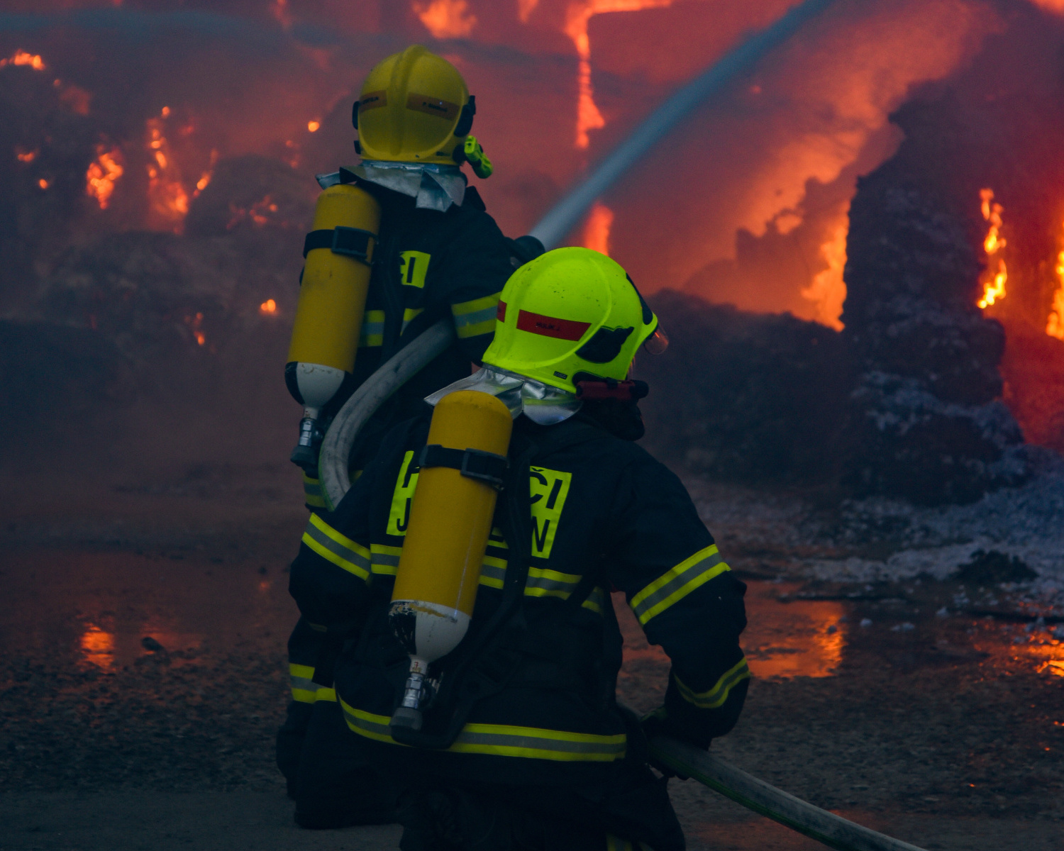 SČK_Požár skladovacích hal v obci Záryby_2 hasiči při zásahu.jpg