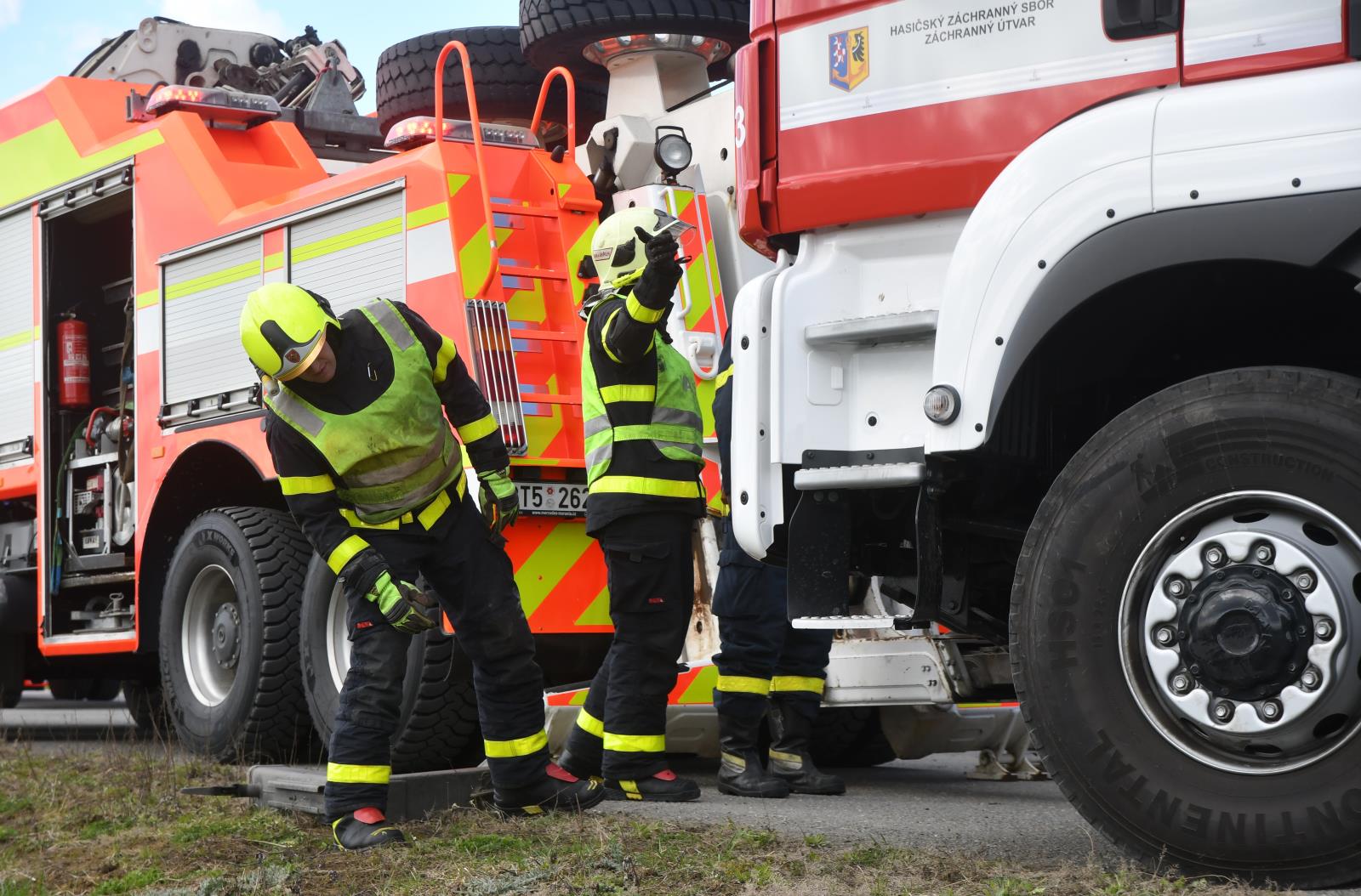 Sací bagr u vyproštění jízdní soupravy na Opavsku