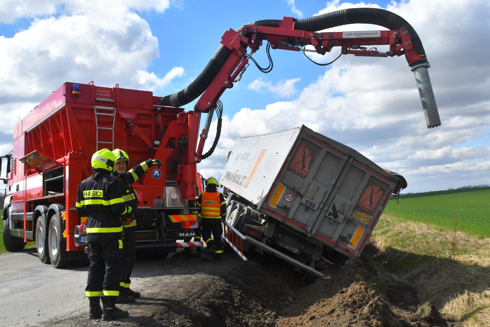 Sací bagr u vyproštění jízdní soupravy na Opavsku