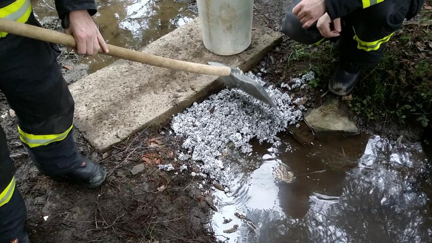 Hasiči ze Seče likvidovali také skvrnu na potoce v Kraskově